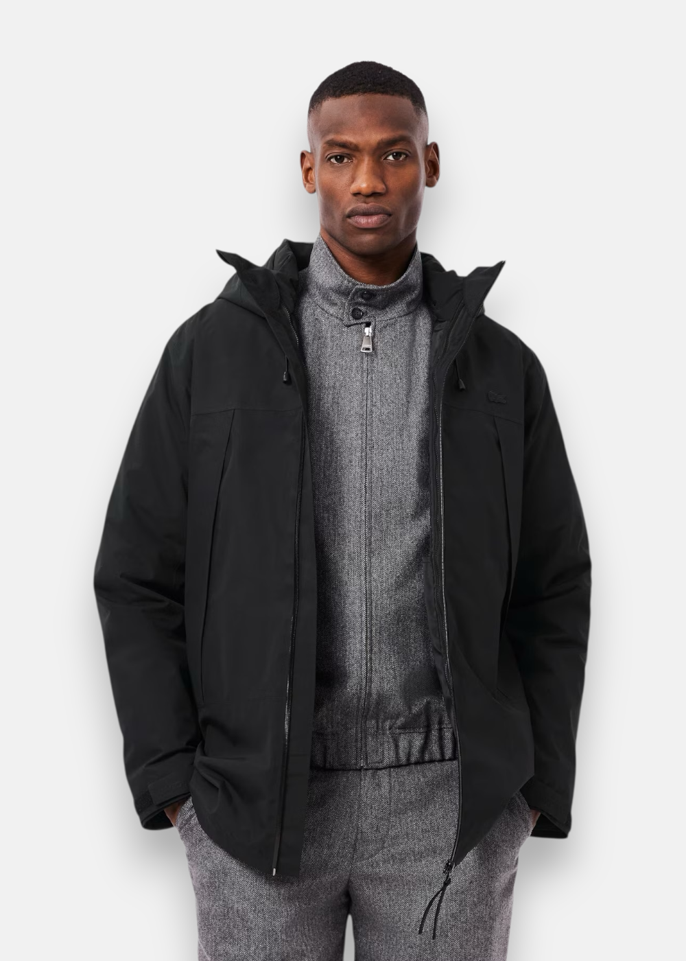 parka lacoste 3 en 1 imperméable homme Portée par un homme de face