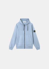 Sweat à capuche zippé Stone Island 100% coton biologique bleu ciel coupe regular teint en pièce SS26 vue de face