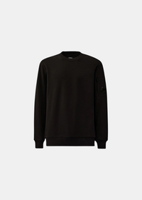 Sweat C.P. Company col rond noir, en molleton de coton, avec poche utilitaire et lentille sur la manche, produit à plat.