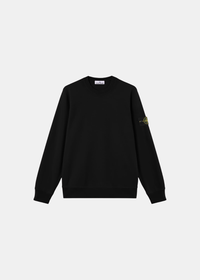 Packshot de face d'un sweat col rond noir en molleton de coton Stone Island avec badge sur le bras gauche.