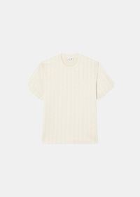 Packshot de face du t-shirt Lacoste crème en maille jacquard avec monogramme ton sur ton.