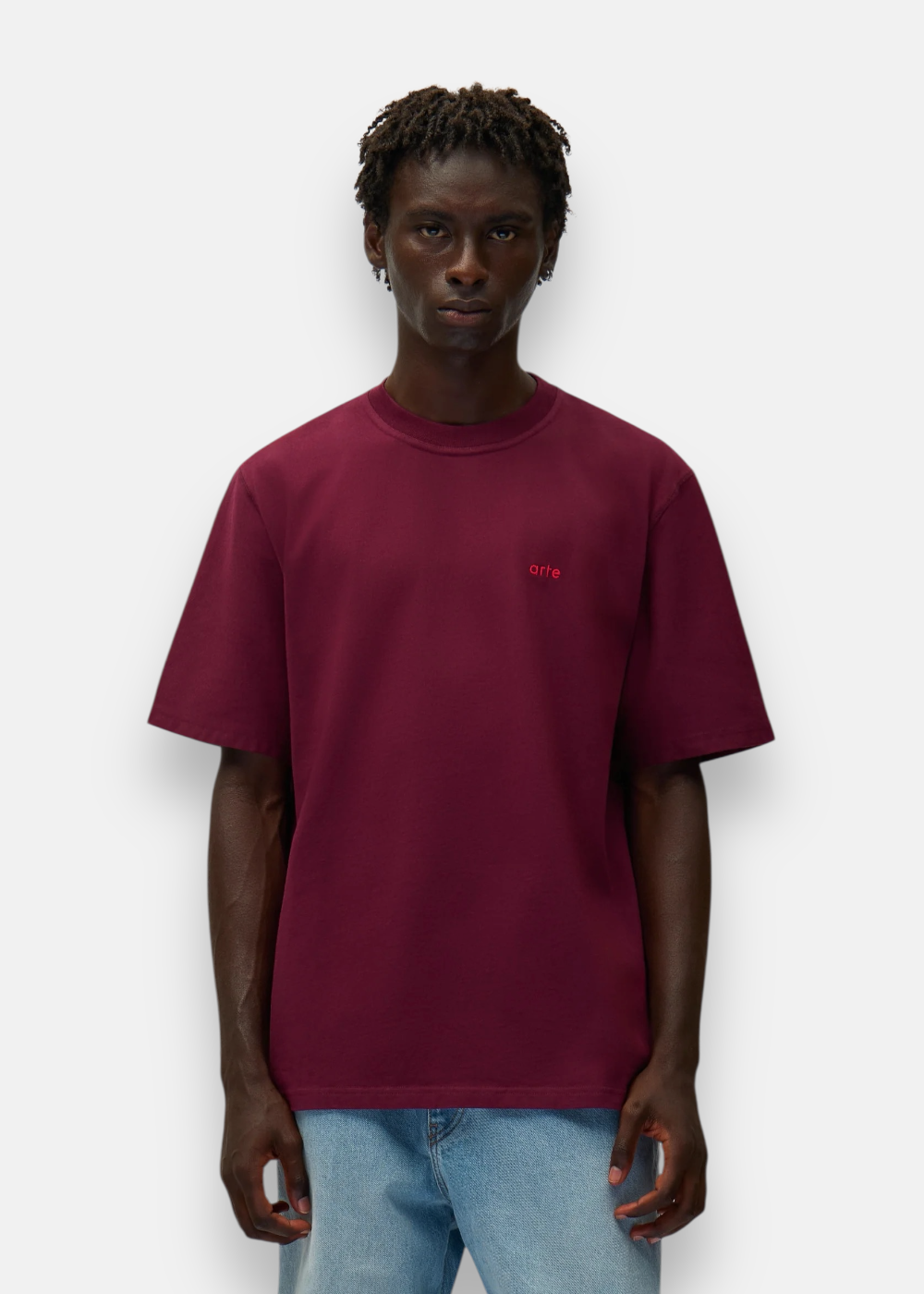 t-shirt arte rouge bordeaux arte for all de face sur un mannequin