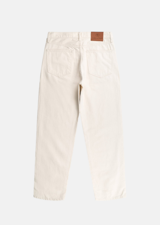 photo vue arriere du jeans Atelier de nimes dn10 beige naturel. Detyail du logo sur le cuir au niveau de la ceinture. Coupe droite et toile française.