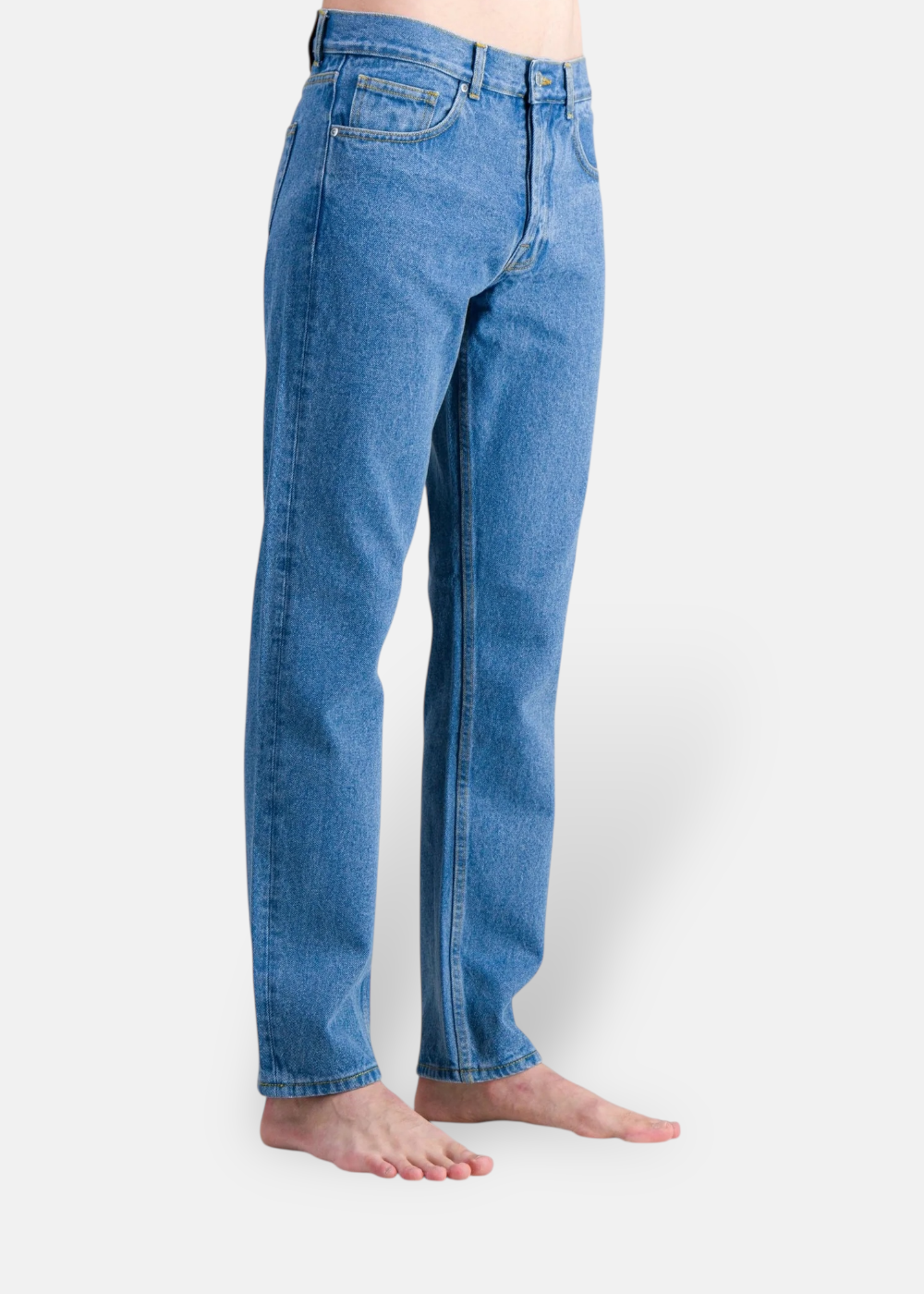 Zoom sur le jean bleu clair Atelier de Nîmes dn20 porté de profil. Mise en évidence de sa coupe droite.
