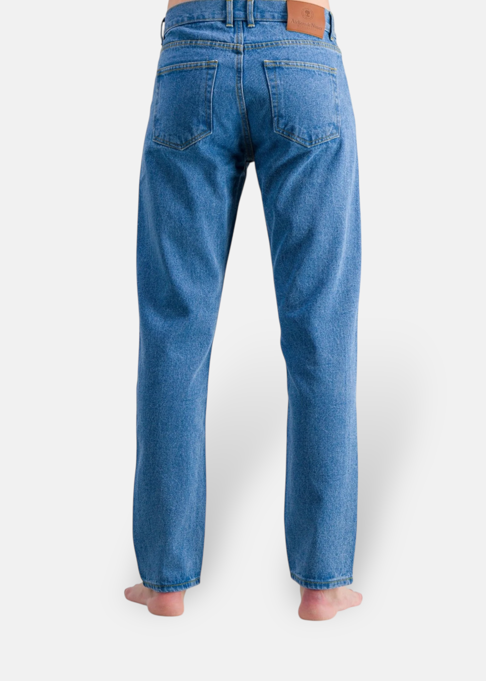 Ateliers de Nîmes jean d.20 zoom sur les détail arrière et mise en avant de la matière coton.
