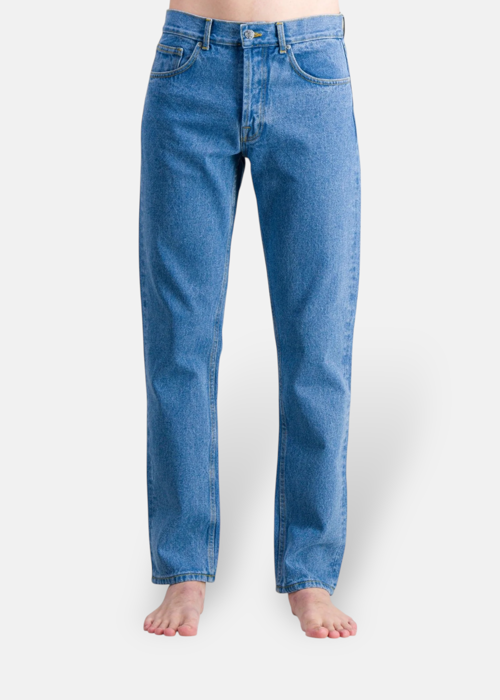 Zoom sue le jean  bleu clair Ateliers de Nîmes  dn20 porté de face.
