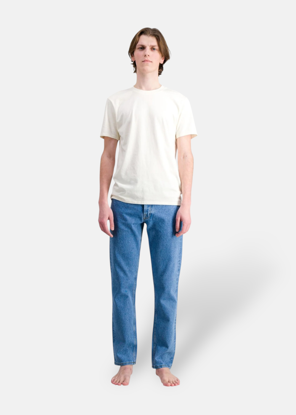 Ateliers de nimes jean dn20 porté de face par un mannequin avec un tshirt blanc