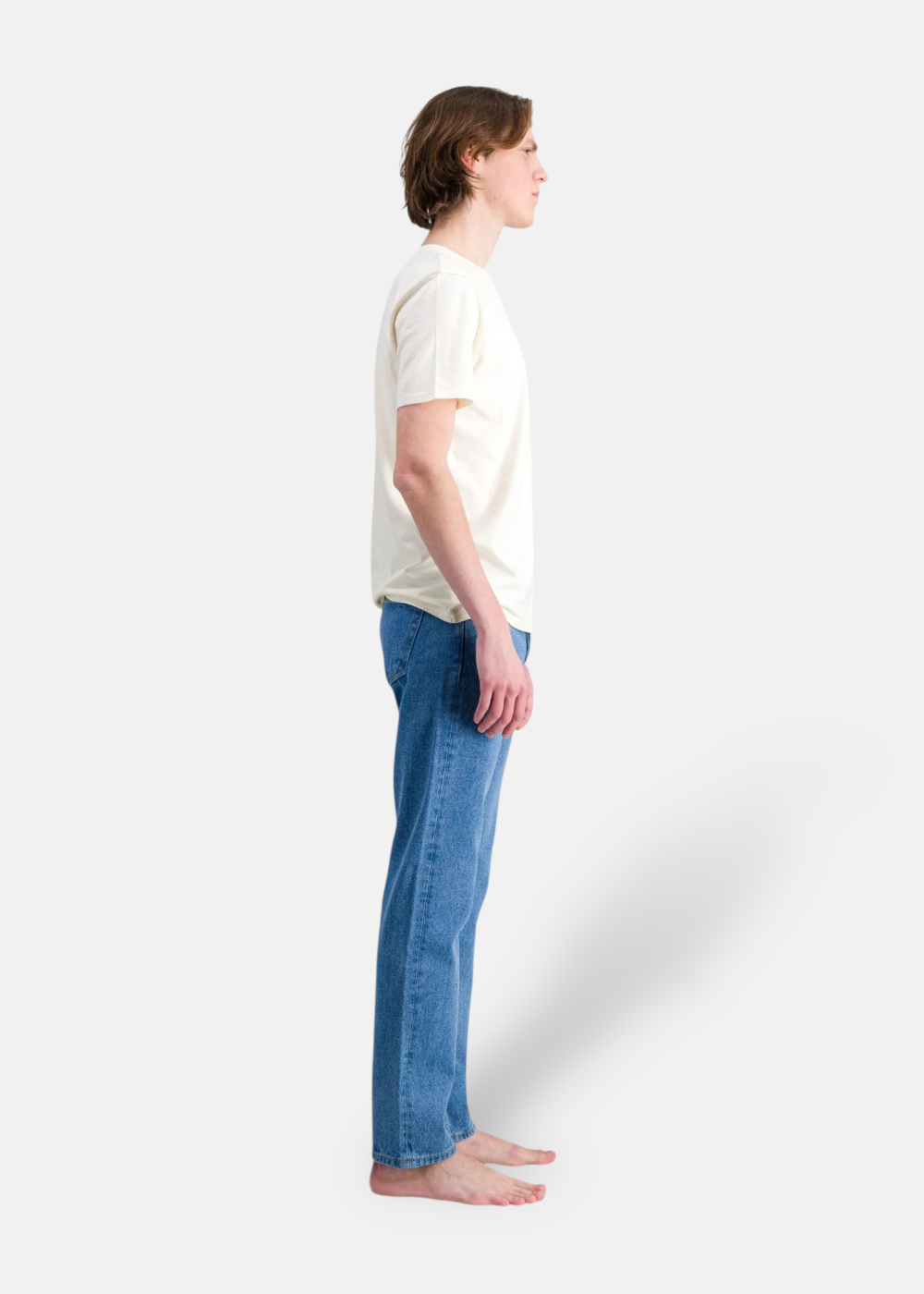 Ateliers de Nîmes jean n20 porté de profil; La couture simple est bien mis en avant