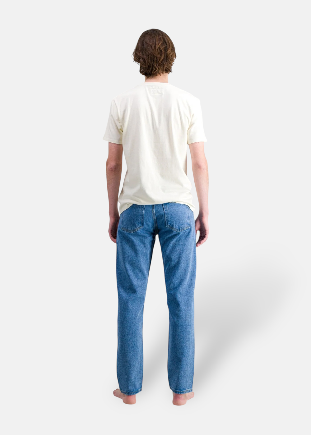 Ateliers de Nîmes jean dn20 porté de dos silhouette avec tshirt blanc. Ces poches arrière sont mis en évidence.