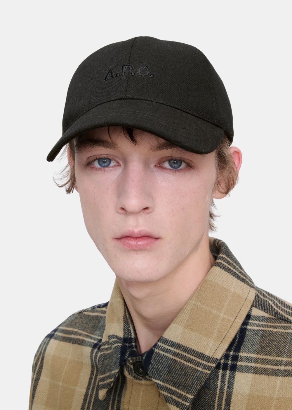 Casquette A.P.C. Charlie - noir porté par un mannequin de face

