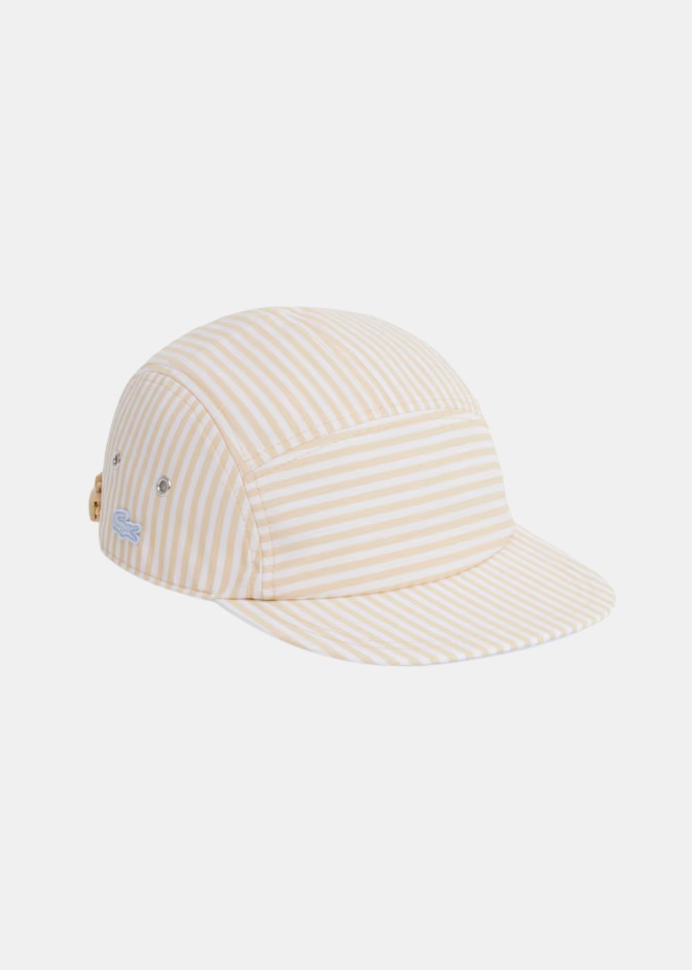 vue de trois quart sur fond blanc de la Casquette Lacoste à rayures - beige