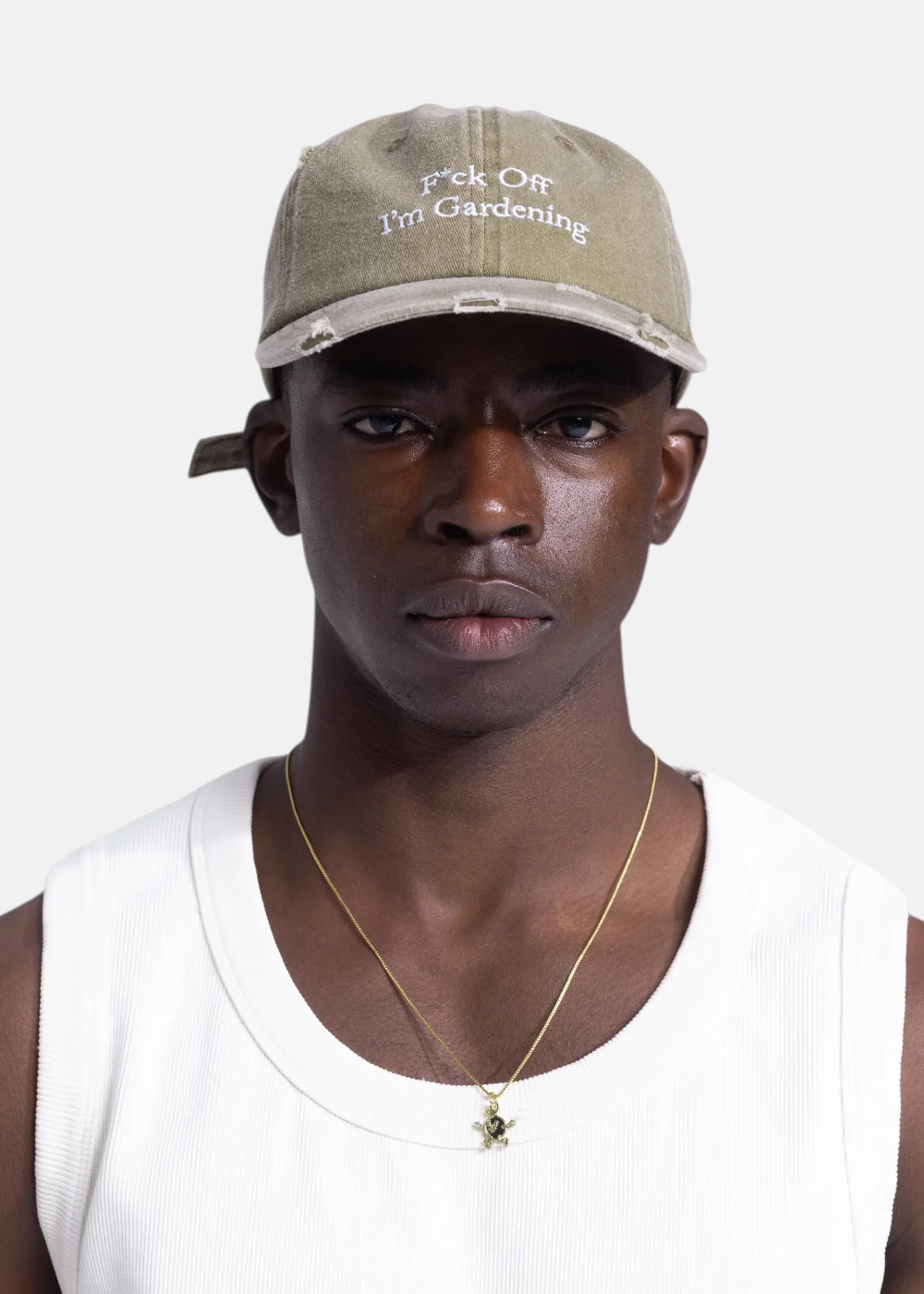 photo de face de la Casquette brams fruit fuck off i'm gardening vert olive sur un mannequin