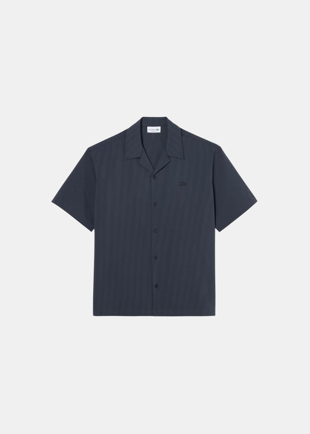 vue a plat sur fond blanc de laChemise Homme Lacoste en Seersucker Coupe Boxy bleu  