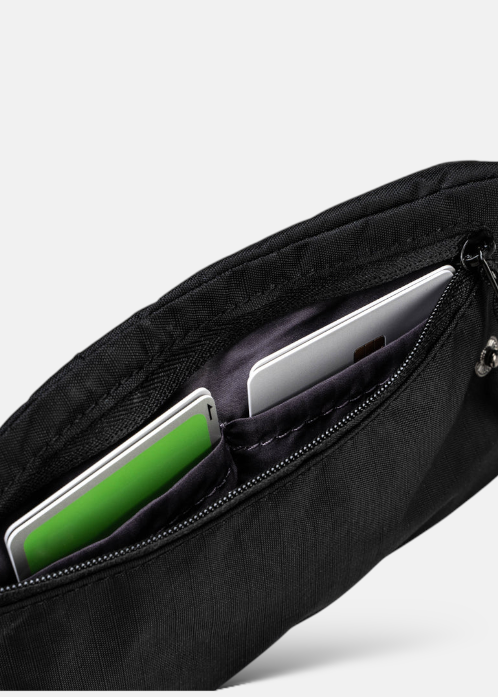 Photos  en détails des rangements pour les cartes dans la sacoche Topologie phone 90 noire