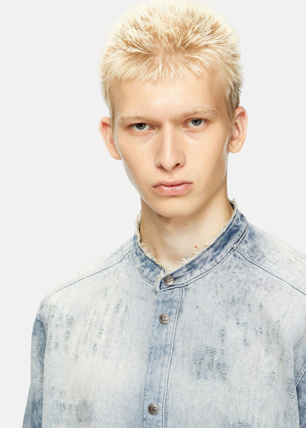 Détail et mise en avant du col déstructuré de la chemise Diesel en denim bleu