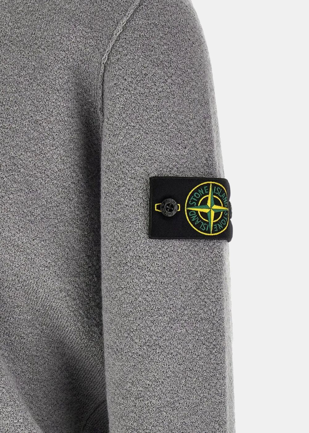 Detail du patch du Pull stone island col rond pure laine RWS - gris cendré