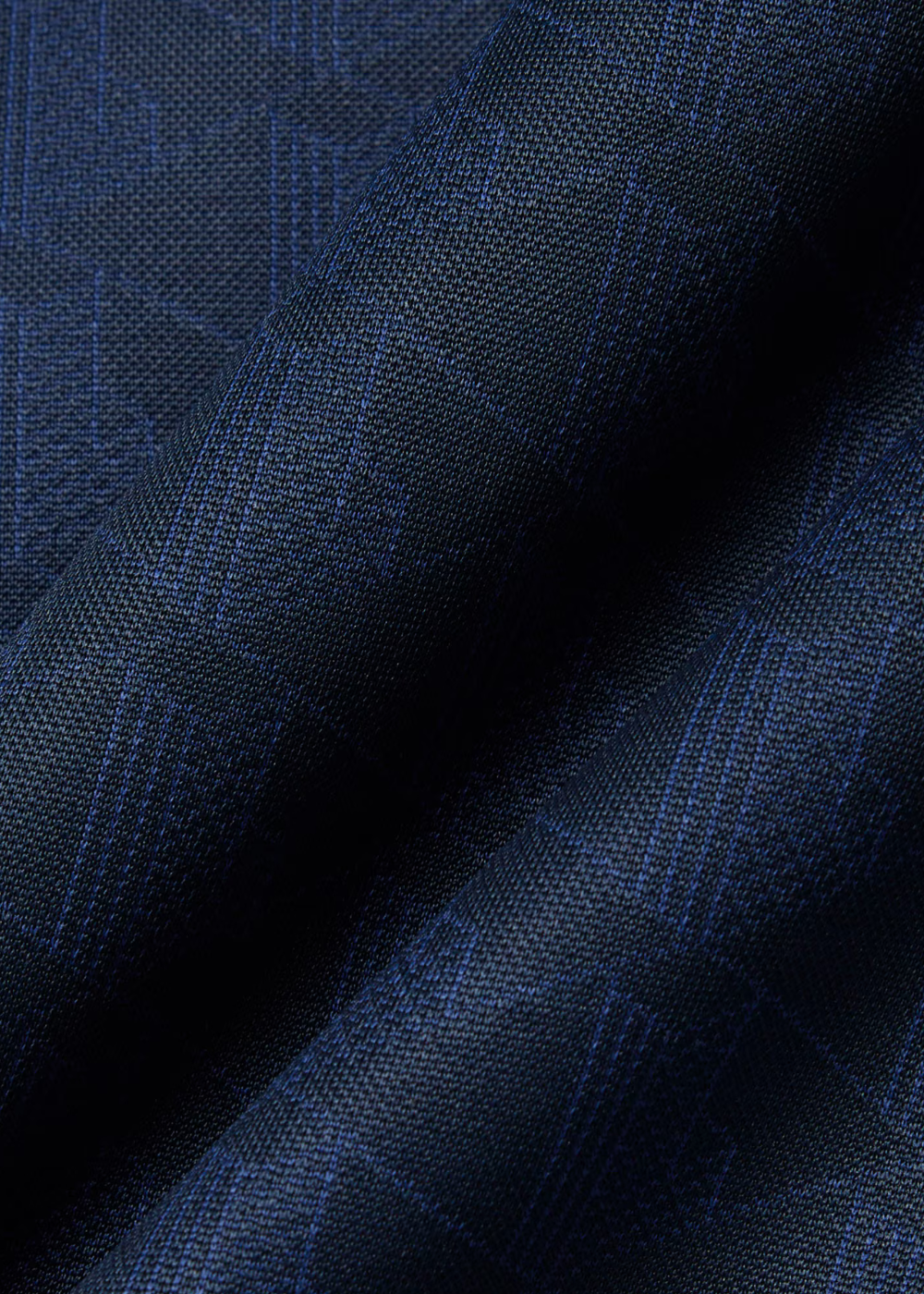 Gros plan sur la texture en maille jacquard au motif monogramme ton sur ton du t-shirt Lacoste coloris marine.