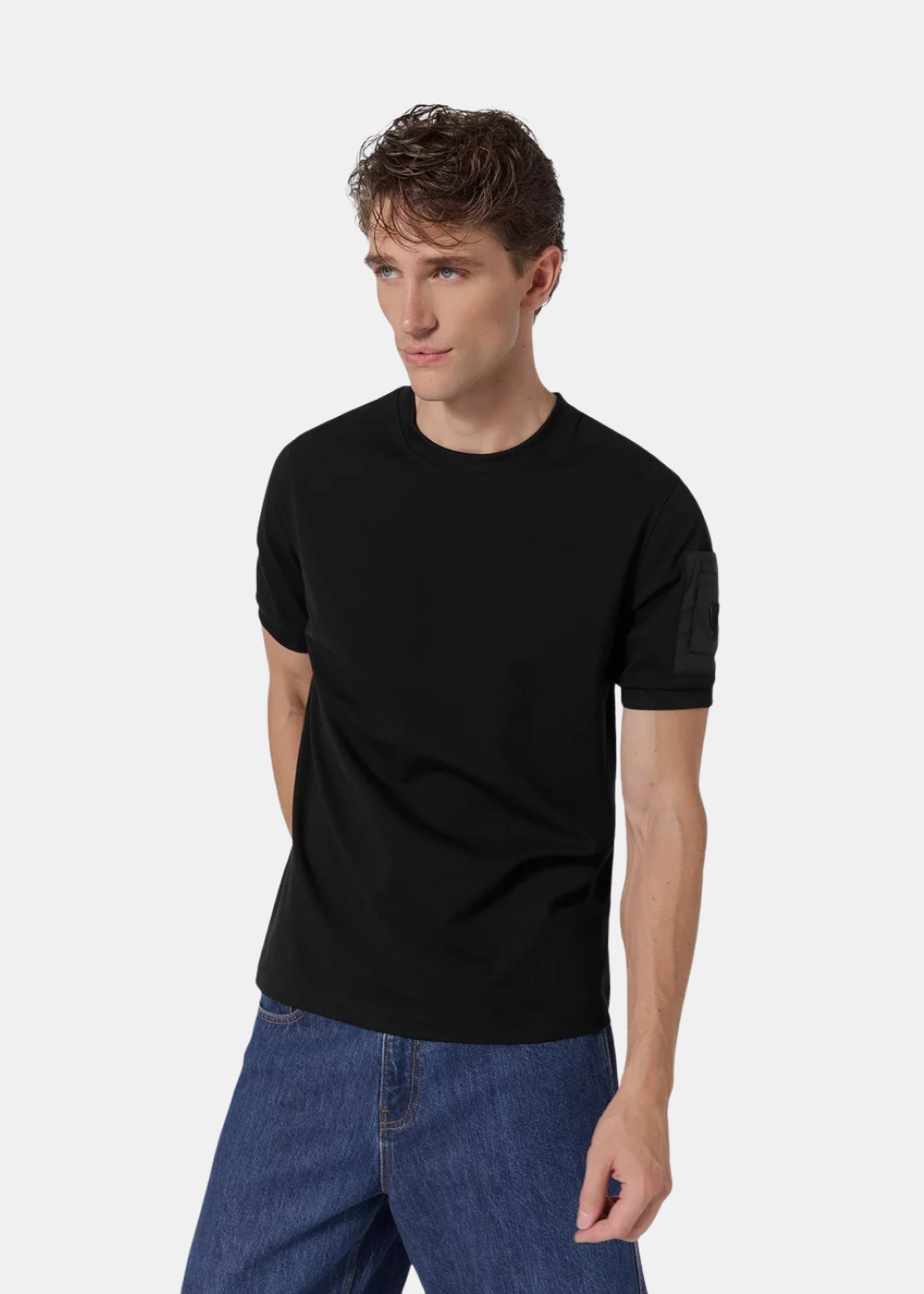 Homme portant le t-shirt noir coupe droite Timeo de Gertrude + Gaston associé à un jean.