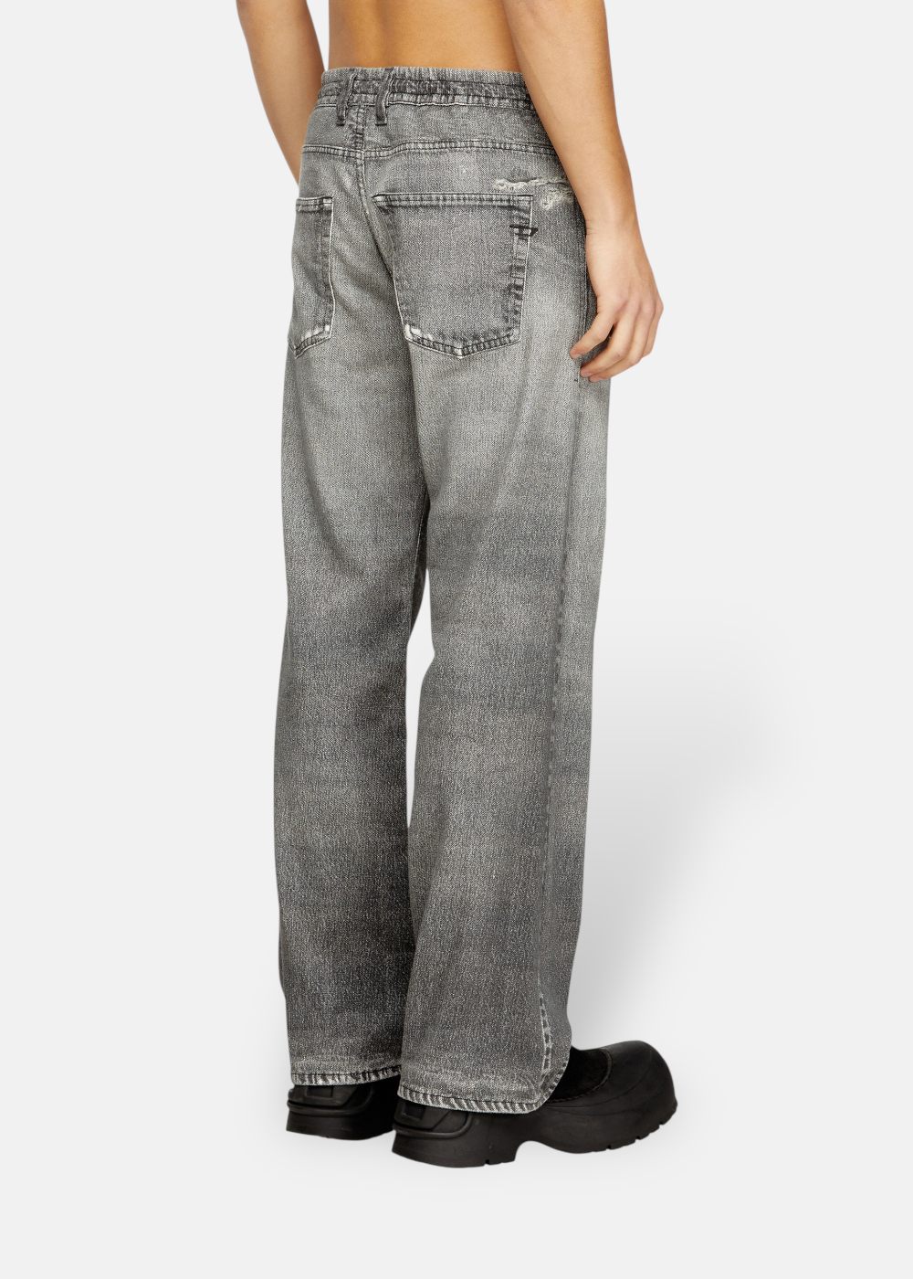 cette photo montre de près et en détail le Diesel D-Rell JoggJeans vue de derrière sur un mannequin. On distingue clairement les Effets Trompe-l'œil sur les poches du pantalon Diesel