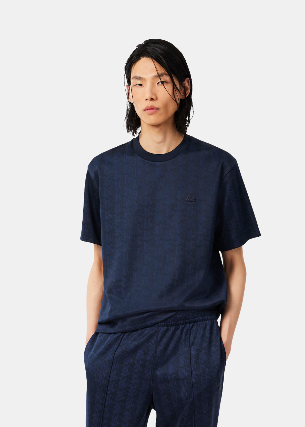 Mannequin portant le t-shirt col rond Lacoste marine en maille jacquard monogramme.