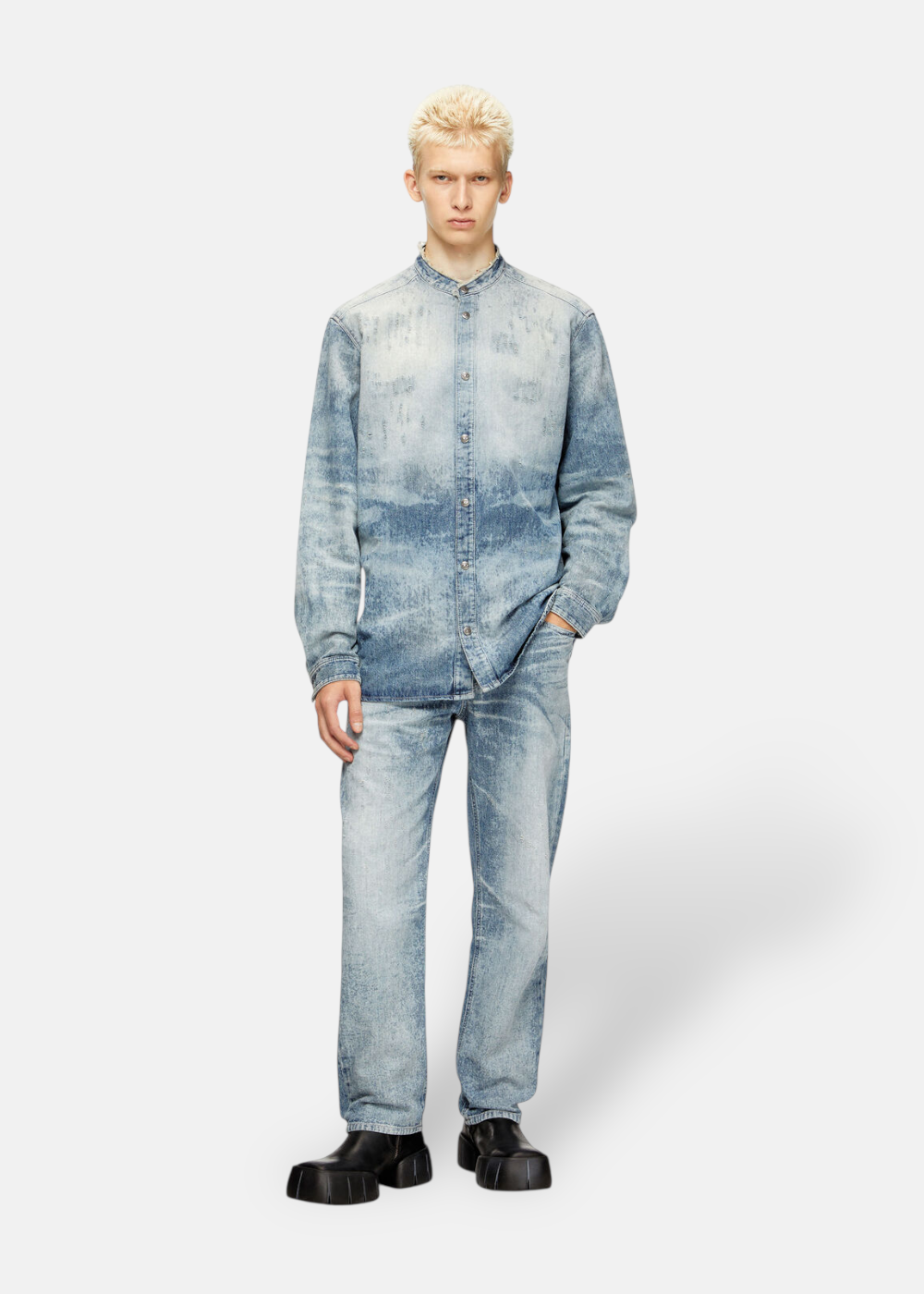 Outfit total diesel Vue de face sur un mannequin de la chemise Diesel en denim bleu