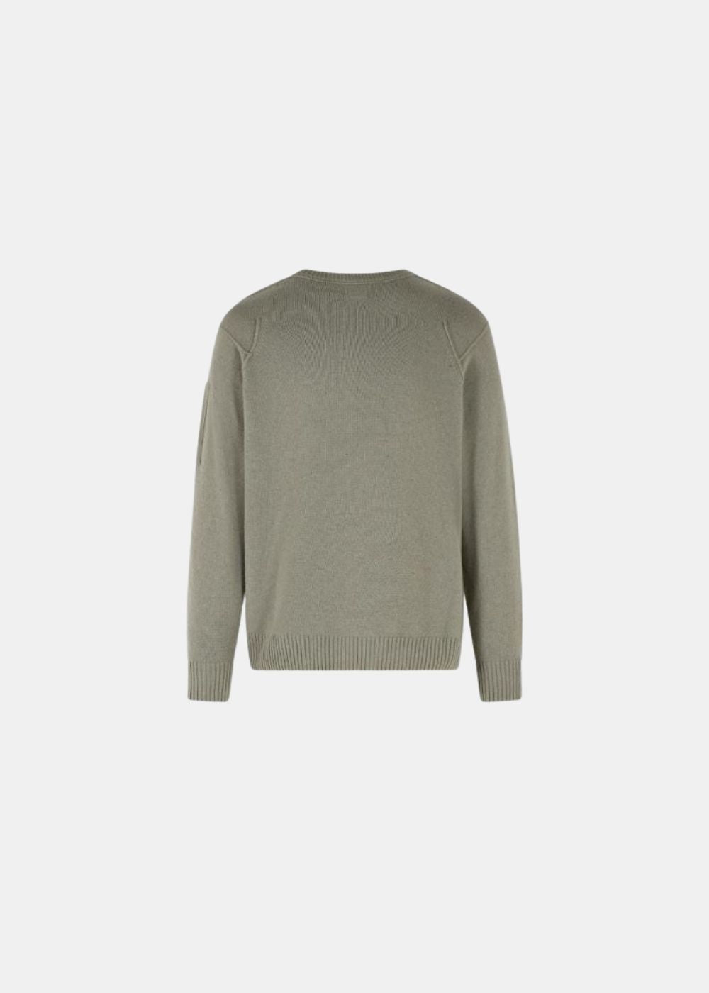 Packshot arriere sur fond gris d'un pull col rond C.P. Company en laine lambswool GRS couleur kaki, avec détails de coutures apparentes aux épaules et poche à lentille sur la manche gauche