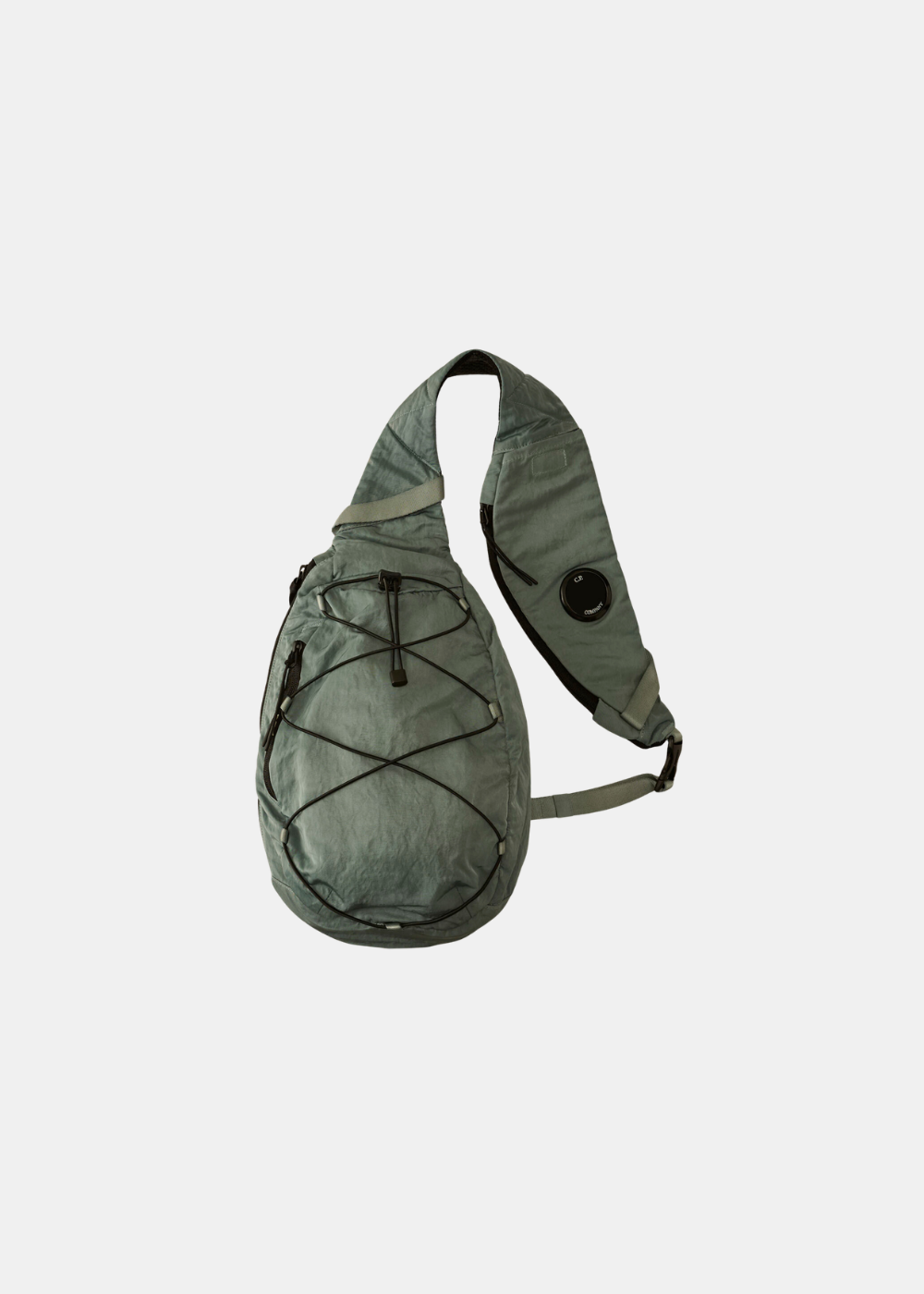 Packshot du sac à dos bandoulière bleu C.P. Company en Nylon B avec lentille sur la sangle et cordons élastiques.