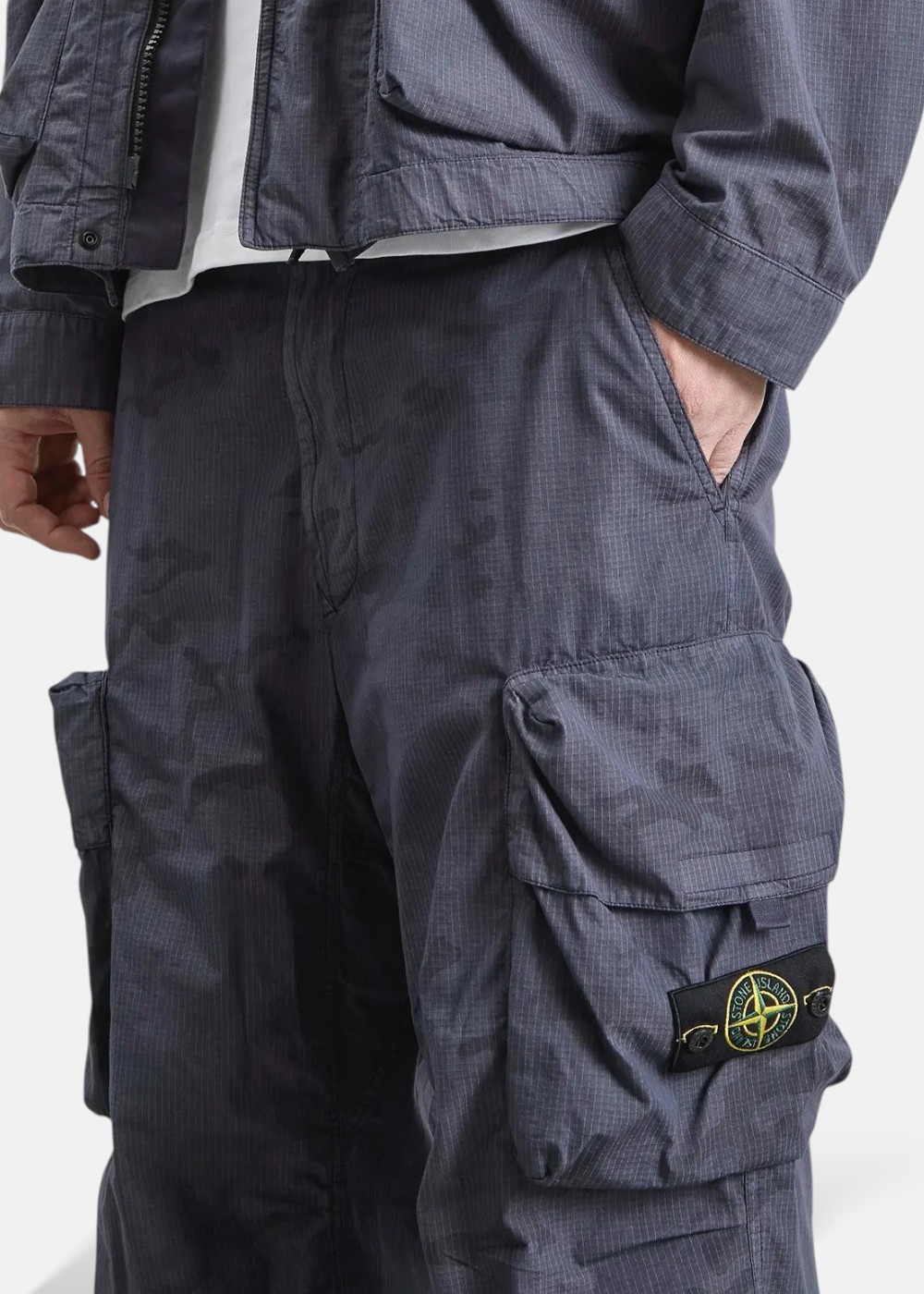 détail du patch du Pantalon Cargo Stone Island  Camouflage bleu Marine
