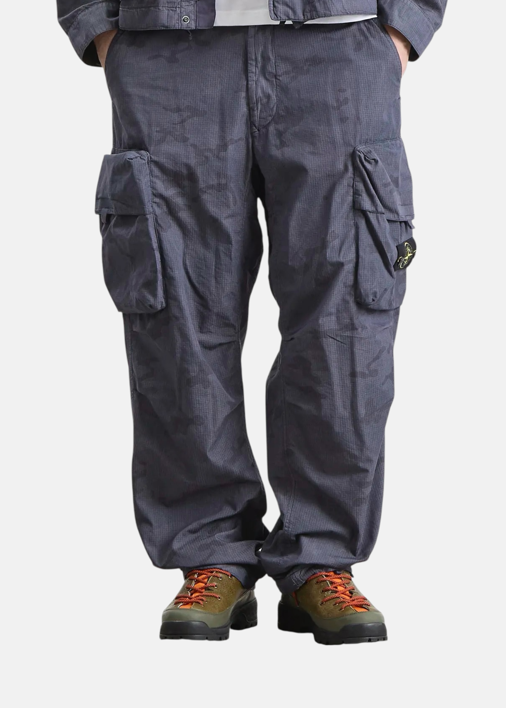 Pantalon Cargo Stone Island  Camouflage - bleu Marine porté par un mannequin de face