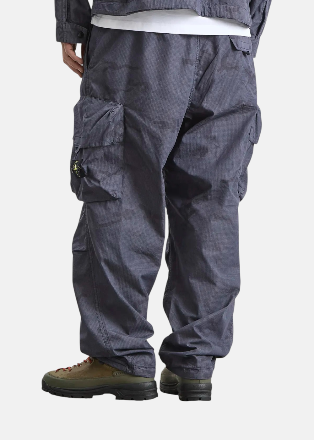 Pantalon Cargo Stone Island  Camouflage bleu Marine porté par un mannequin de dos