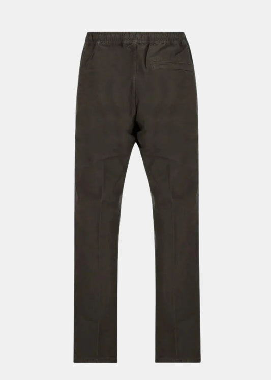 Vue studio à plat du dos du pantalon Stone Island, montrant le travail sur les coutures renforcées et la découpe ergonomique des jambes.