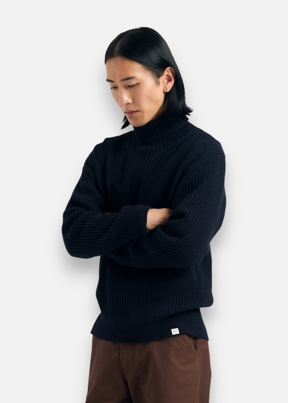 Pull col roulé Norse Projects bleu marine en laine & coton porté par un mannequin de face. 
