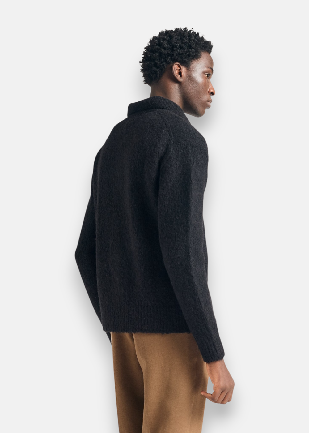 Pull en laine alpaga bleu marine Norse Projects Homme porté par un mannequin  de dos. 
