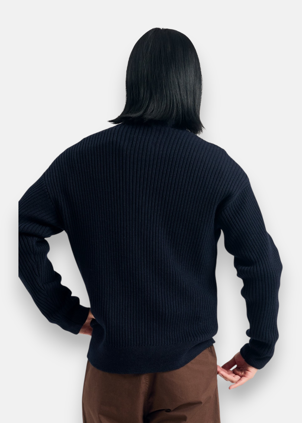 Pull col roulé Norse Projects bleu marine en laine & coton porté par un mannequin de dos.