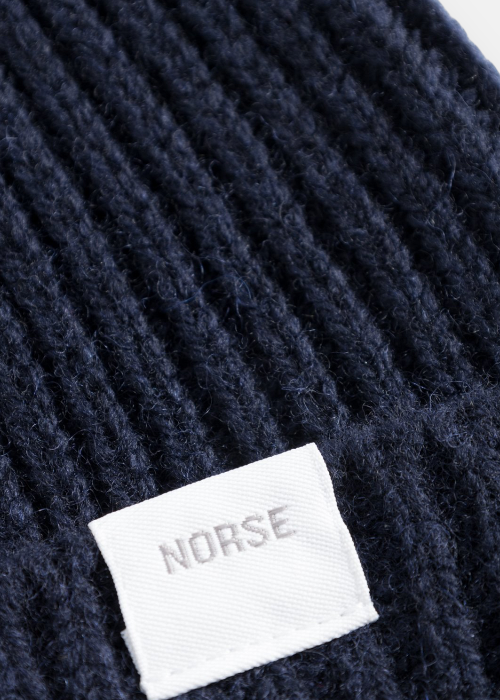zoom maille bonnet norse merino avec logo