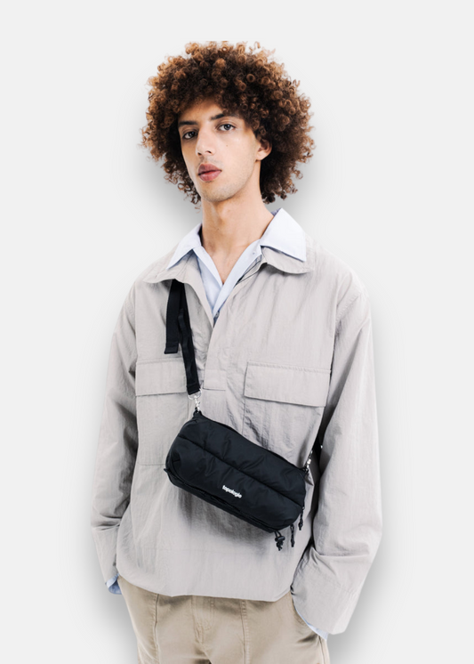 sacoche portée urbain minimaliste par un homme