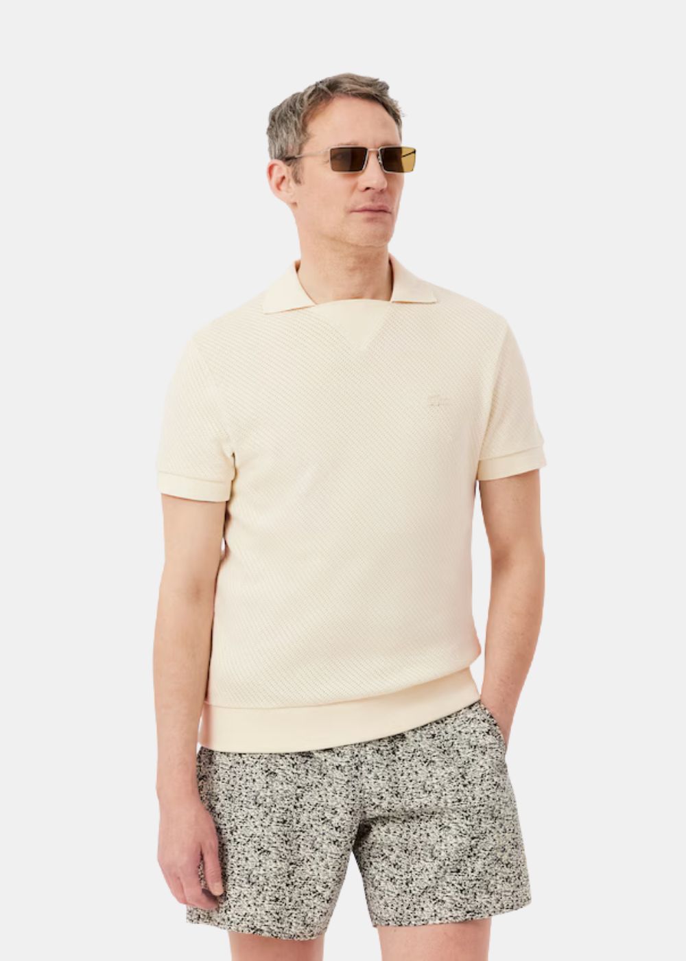 Polo Lacoste en Maille ajourée - beige de face sur un mannequin