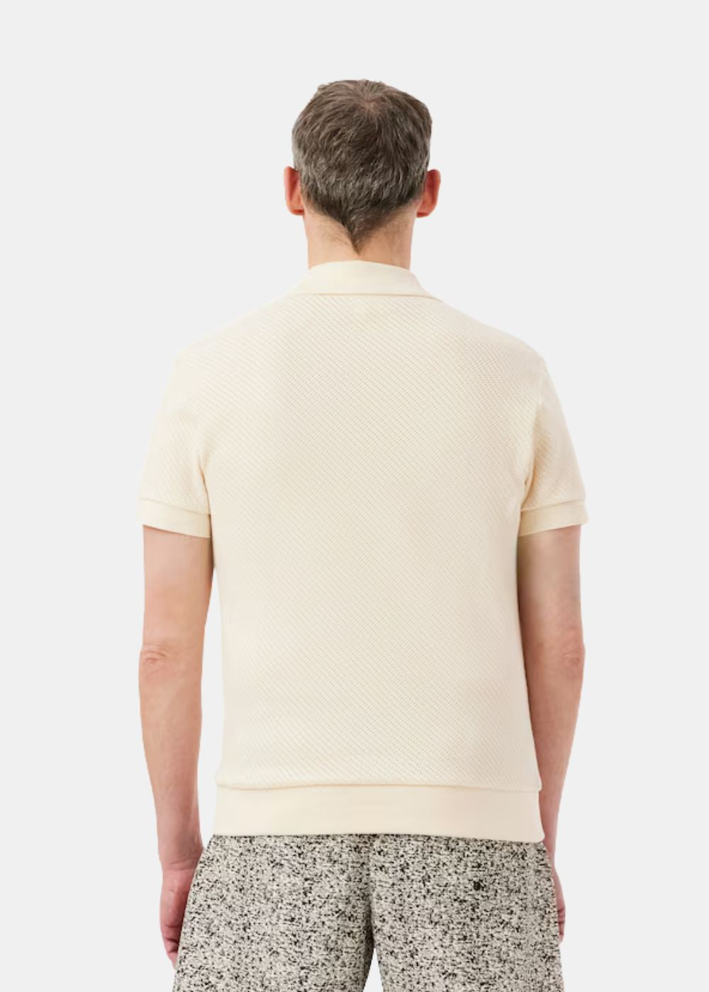 Polo Lacoste en Maille ajourée - beige sur un mannequin de dos