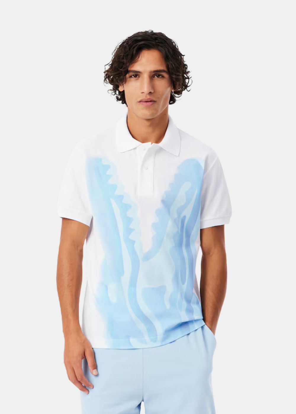 Polo Lacoste imprimé crocodile XL bleu portée par un mannequin de face