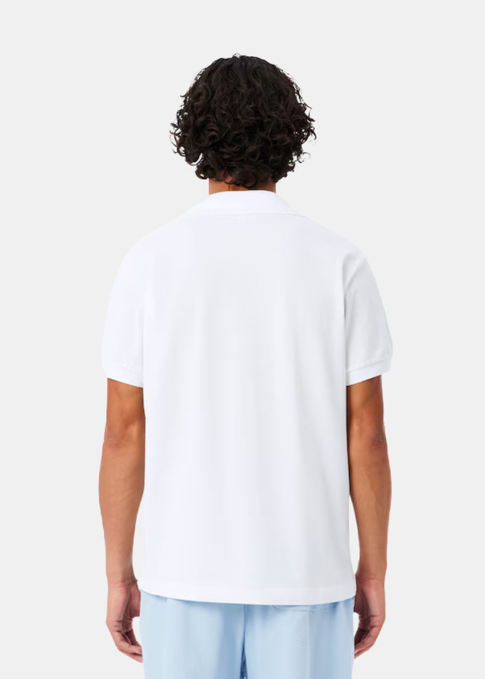 Polo Lacoste imprimé crocodile XL bleu portée par un mannequin de dos