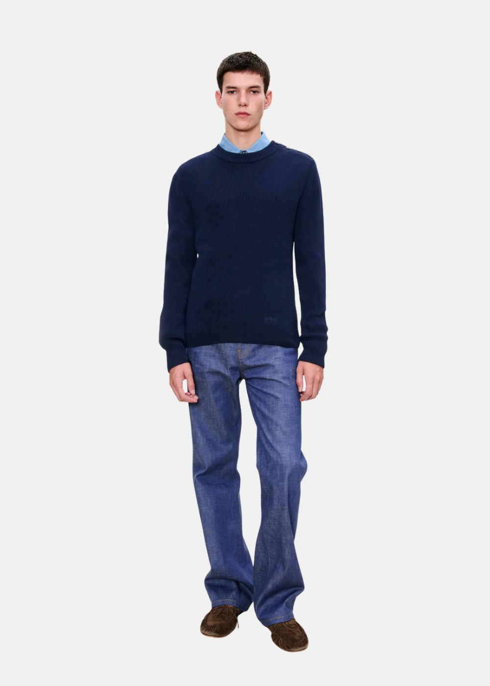 cette photo montre un mannequin de face et met en valeur la coupe du Pull APC marin bleu marine en coton