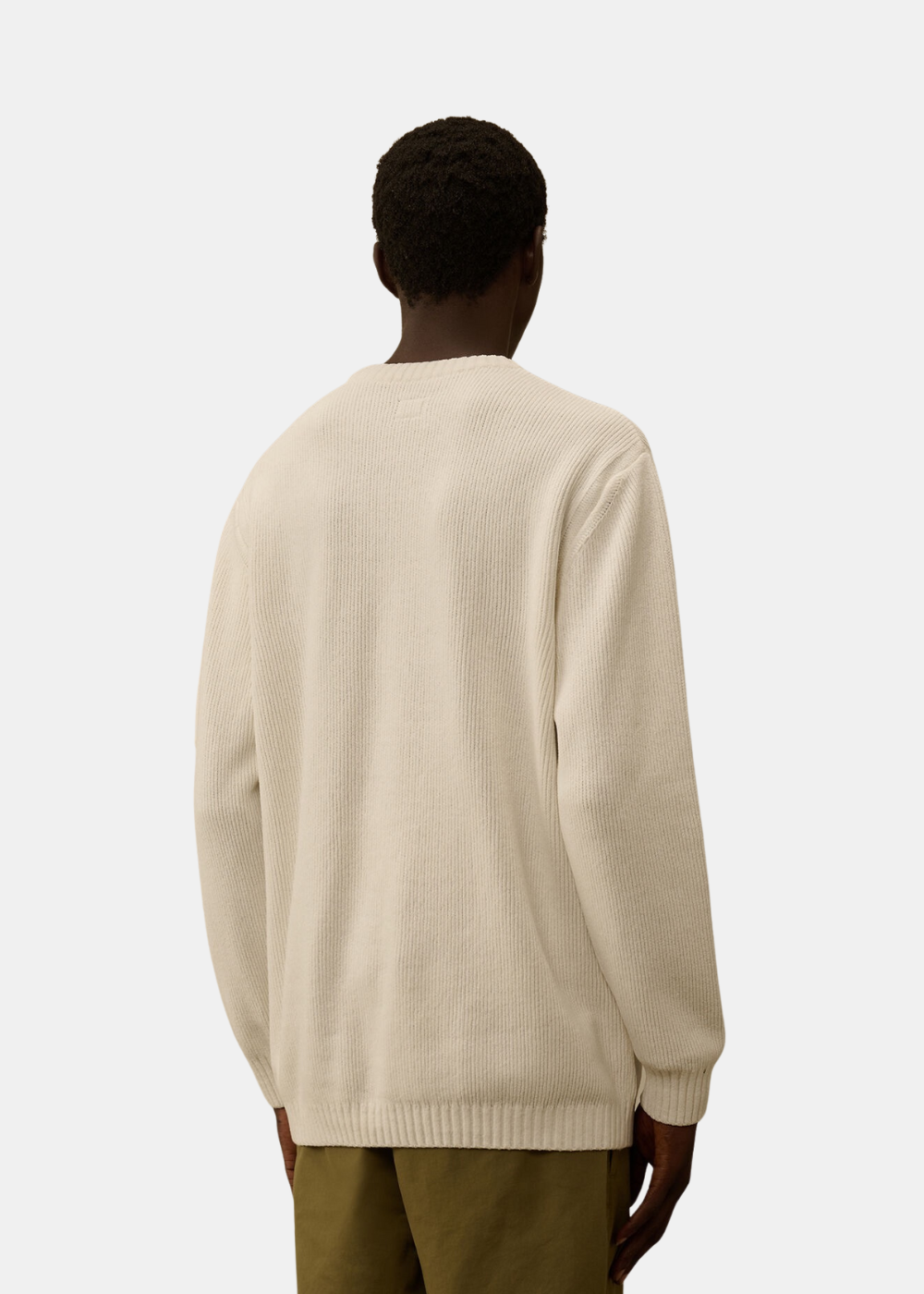 Homme portant le pull CP Company Cotton Chenille blanc, deux pièces, détail tricot.