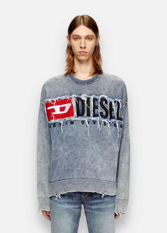 vue de face sur un mannequin du Pull diesel effet denim déstructuré