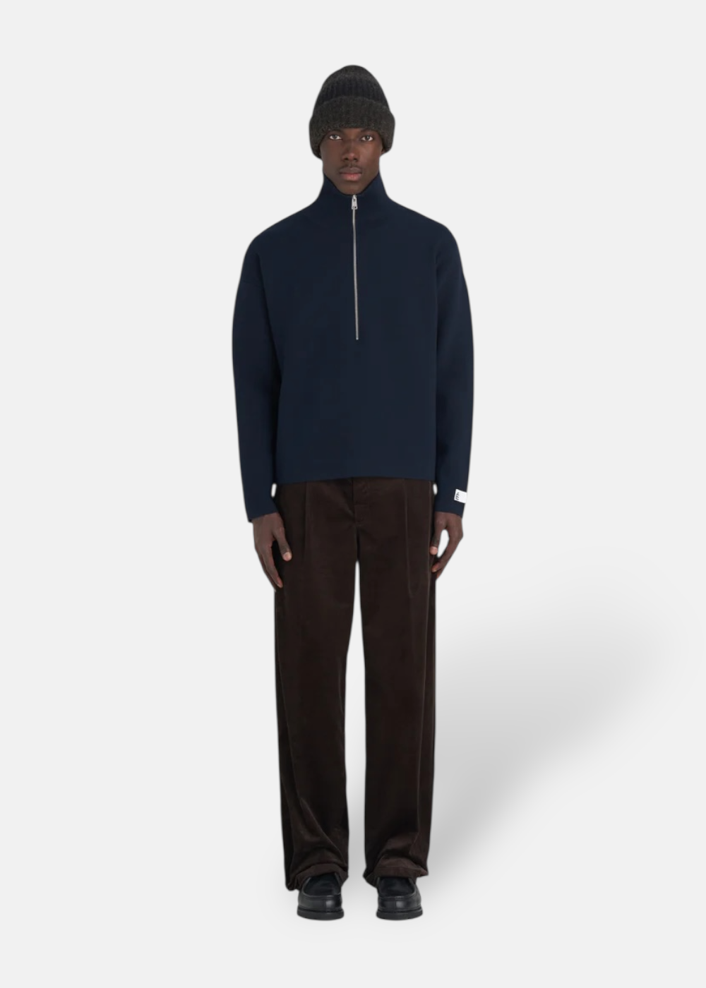 Pull etudes studio bleu marine avec zip porté par un mannequin en total look 