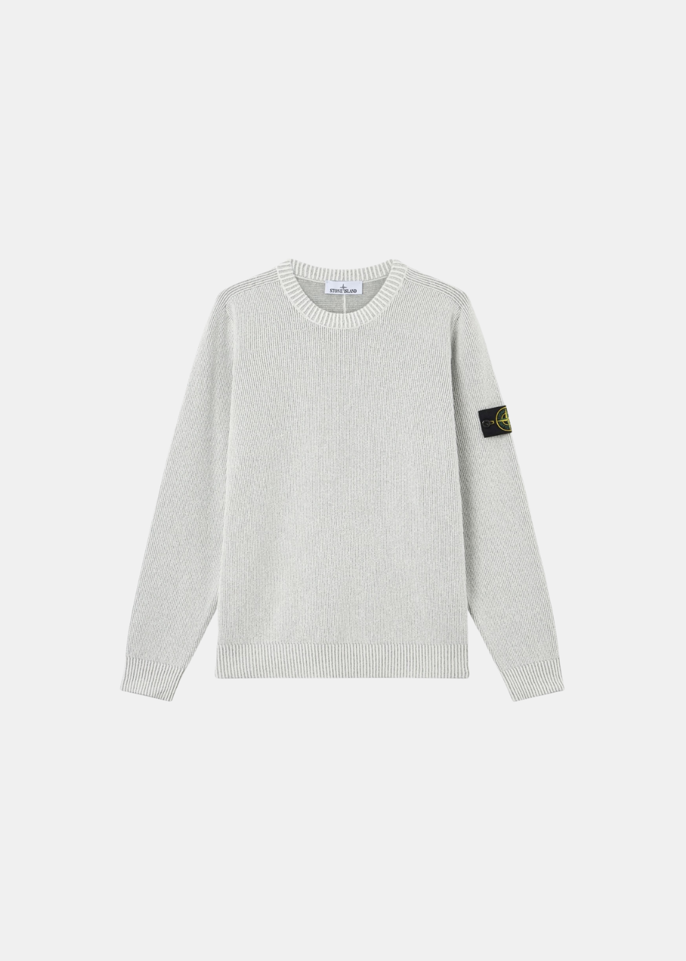 Pull homme Stone Island gris perle en maille côtelée avec badge boussole sur la manche gauche.