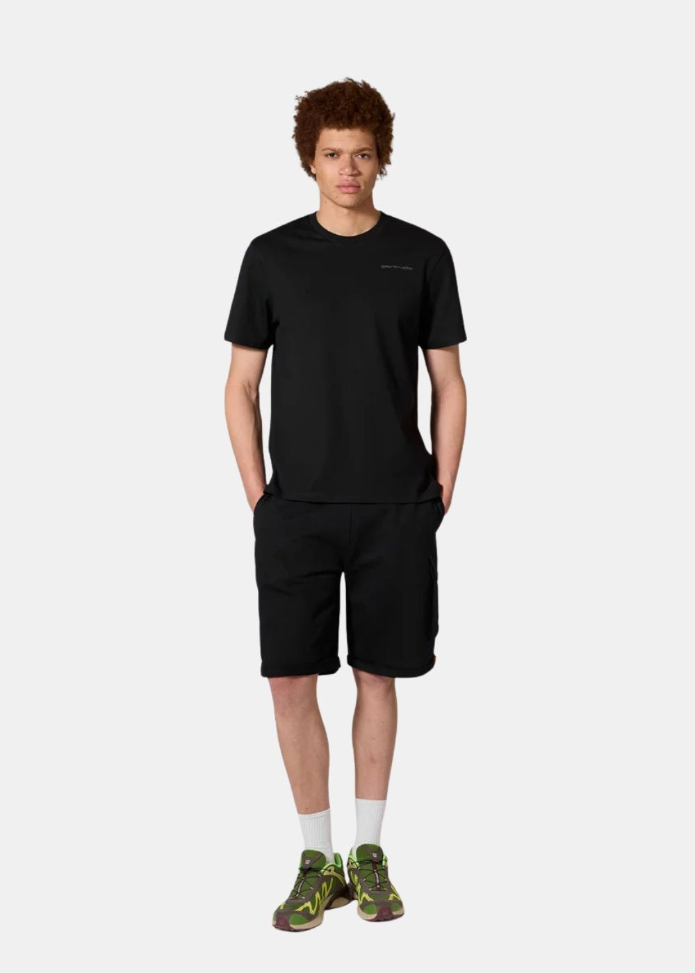 Short Gertrude cargo Ivar - noir porté par un mannequin de bout de face avec le t-shirt Gertrude géométrie.
