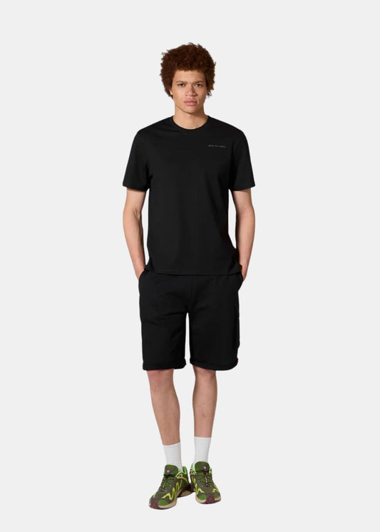 Short Gertrude cargo Ivar - noir porté par un mannequin de bout de face avec le t-shirt Gertrude géométrie.