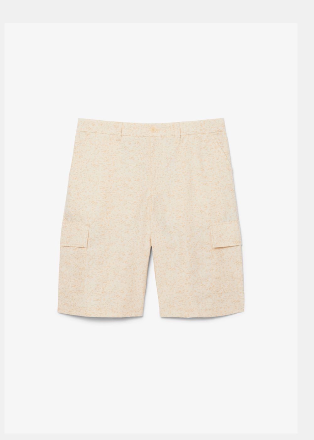 vue de face sur fond blanc du Short cargo Lacoste beige imprimé
