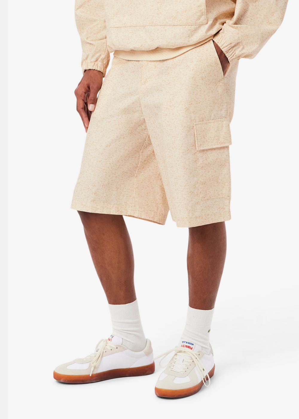 vue en zoom sur un mannequin du Short cargo Lacoste beige imprimé