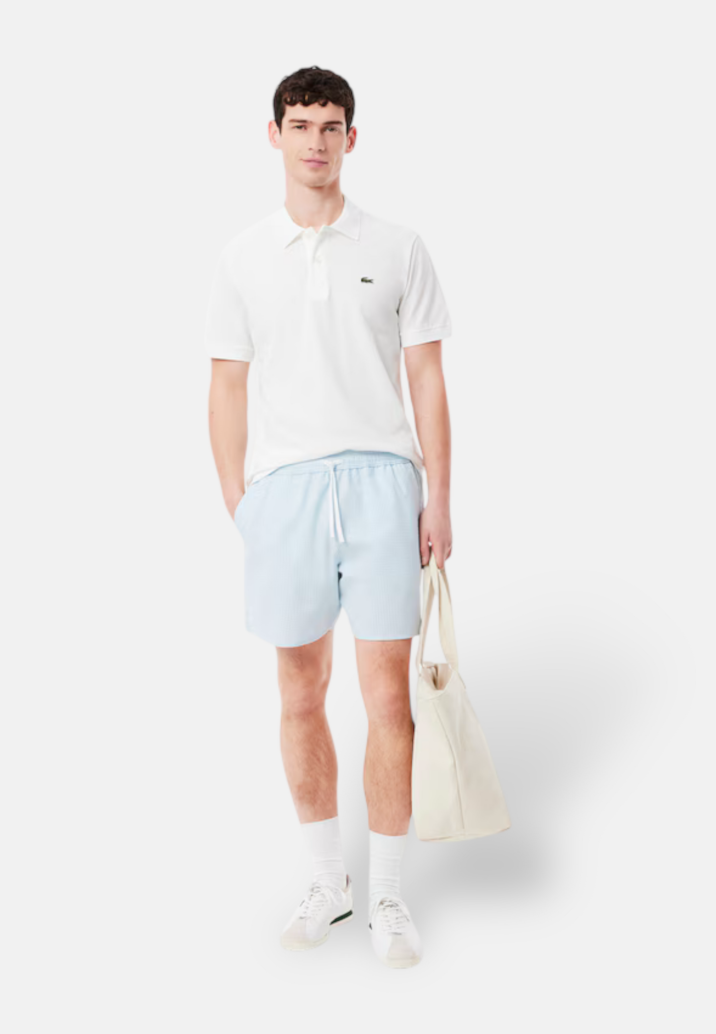 Short de bain Lacoste a rayure bleu en silhouette avec un polo